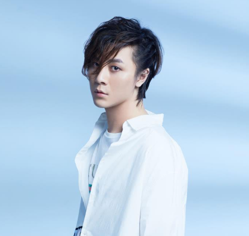 不求人张大仙罕见同台，跨界成为赛事主持人！不求人能否不落下风