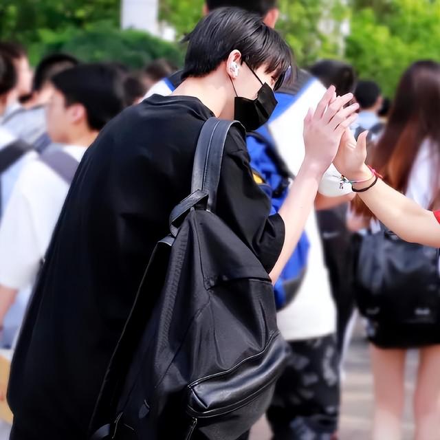 恭喜！马嘉祺高考365分将入读中戏登顶热搜，去年曾为落榜道歉