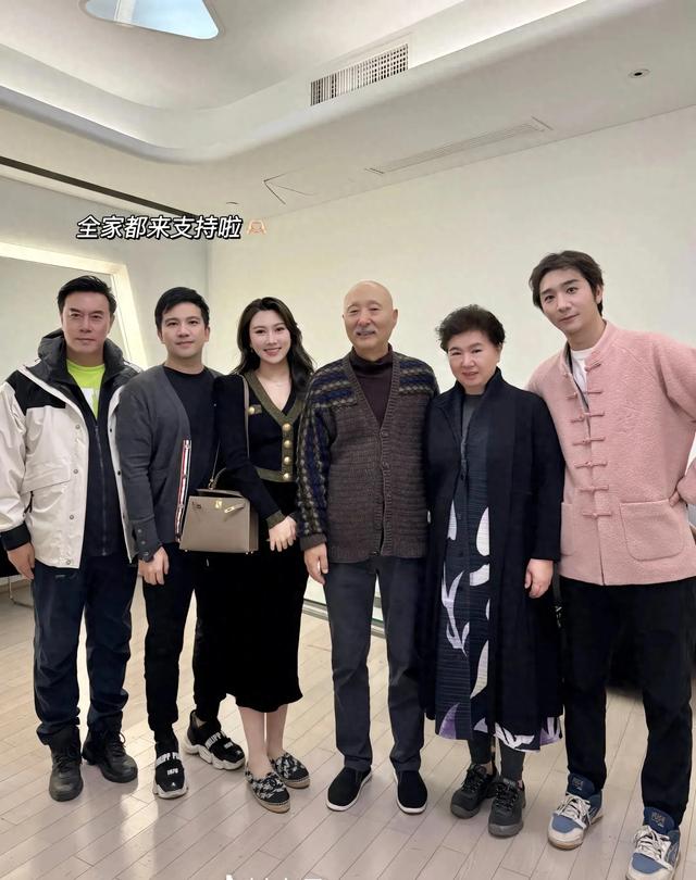 陈佩斯兄妹罕见同框！妹夫张山站边上，外甥女仍然避不开陈家基因