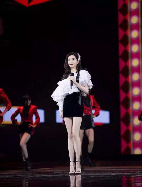 “人间腿精”迪丽热巴、江疏影秘笈放送，原来瘦腿也不难