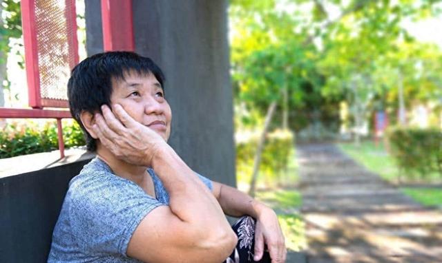 老婆出差去外地，我与岳母同住，却意外发现其不为人知的“秘密”