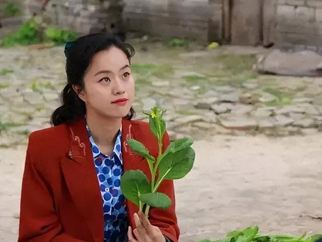 演员何翯:戏里土的掉渣,戏外嫁帅气初恋老公,一家三口其乐融融