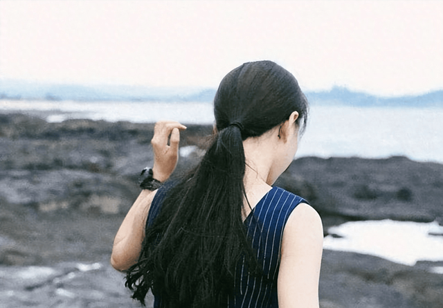 老婆出差去外地，我与岳母同住，却意外发现其不为人知的“秘密”