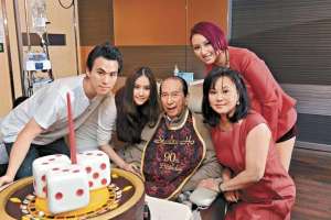 何鸿燊老婆(赌王何鸿燊一生4个妻子,为何大房一家支离破碎,还被禁止分财产?)