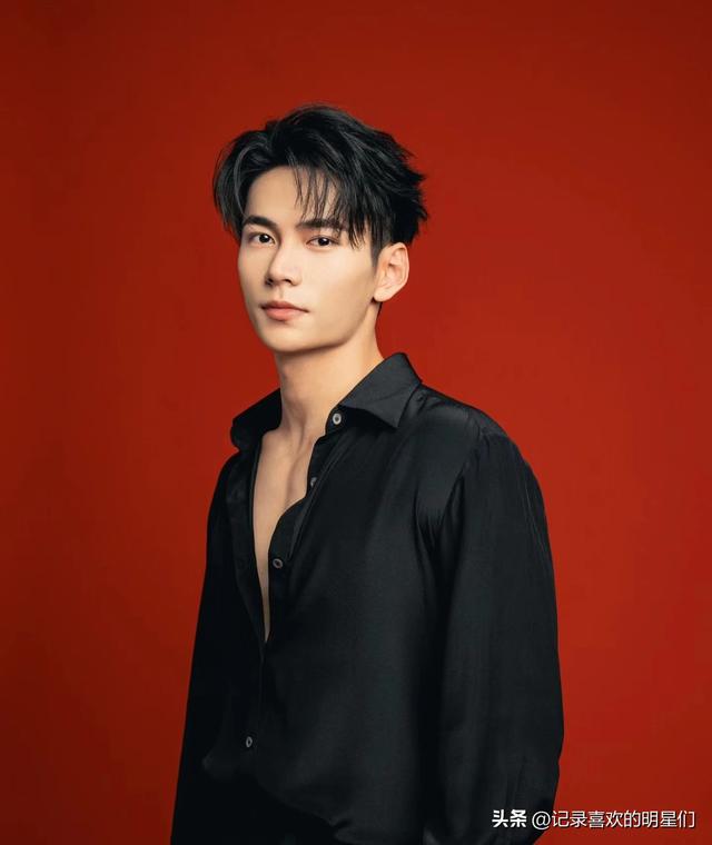 来看看阳光帅气迷人十足的舞蹈演员：秦天的精彩瞬间！