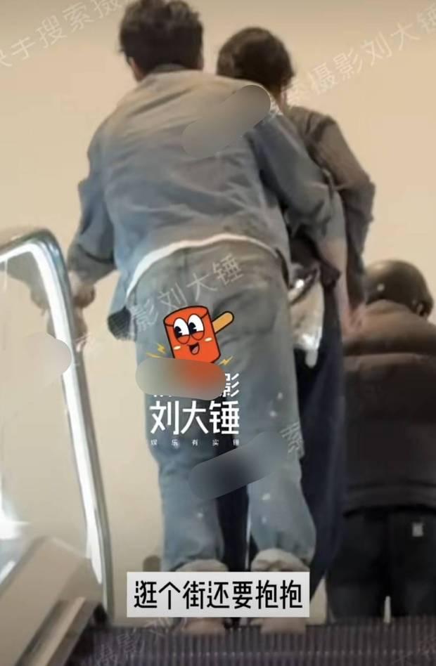 黄龄和男友手牵手逛街 感情甜蜜身高差很萌