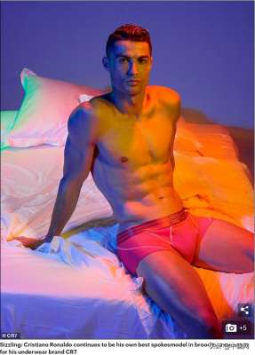 波霸图片(五光十色C罗床上大秀性感身材，脱衣为自创品牌拍摄内裤广告)