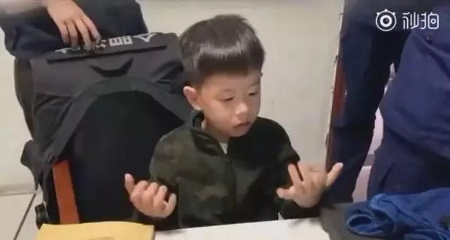 报告消防员蜀黍：这里有人卡住了......