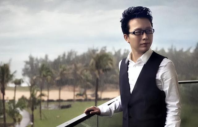 传奇花旦”李玉刚的成名史，艳比妖姬却皈依佛门，他经历了什么