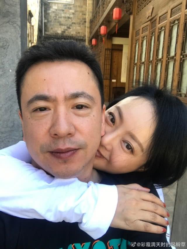 王晓蓉晒一家四口庆与王中磊银婚，从身后紧搂老公甜蜜满分