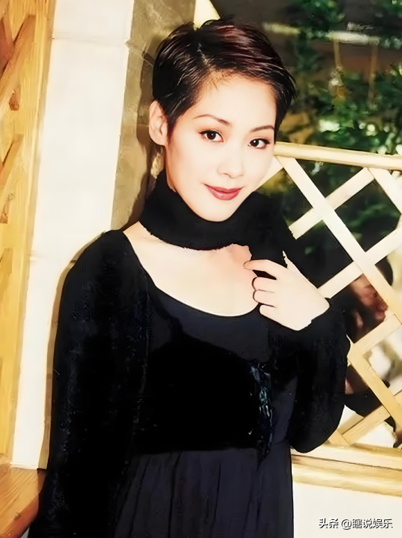 曾是“歌坛天后”，跟“活佛”生下孩子，现今露宿街头没钱住酒店