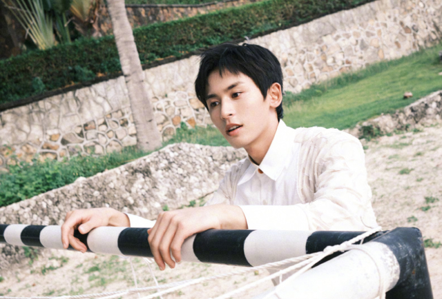 张哲瀚早期评论鞠婧祎内容被扒，道德品行也有问题，经不起细扒