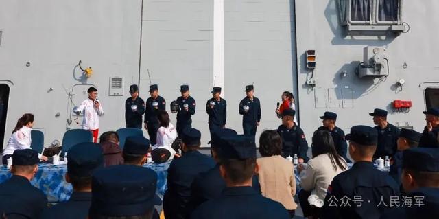 残奥会冠军登上海军舰艇，甲板秒变“追星现场”