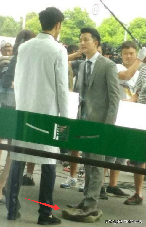 怪不得电视剧只拍上半身！踩“高跷”、垫箱子，看了花絮太尴尬