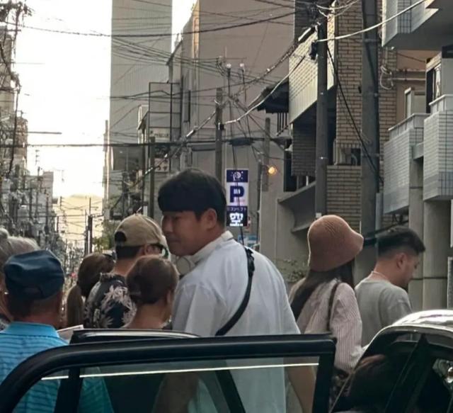 陈伟霆何穗同游日本,搂腰动作和井柏然刘雯神相似,扒超模们现状