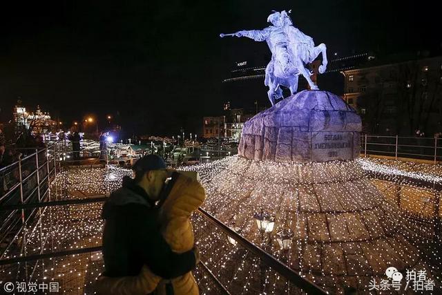 世界接吻日:街头热吻的TA们