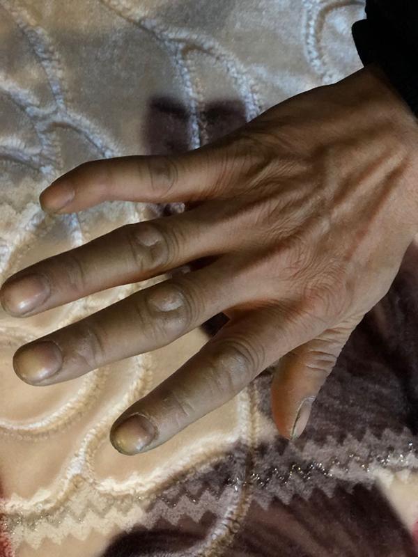 重庆被砸高三艺考生:父母编藤椅供其读书,曾梦想考中传