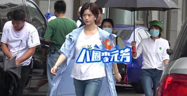 37岁蒋欣又发福，大腿变粗双下巴明显似路人，全程对助理臭脸