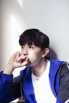 狐狸眼男生图片(邓伦工作室放美照,利落短发五官精致,一双狐狸眼惹人爱)