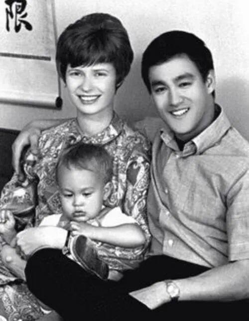 李小龙罕见旧照，一家四口老婆很漂亮，抱着女儿画面温馨