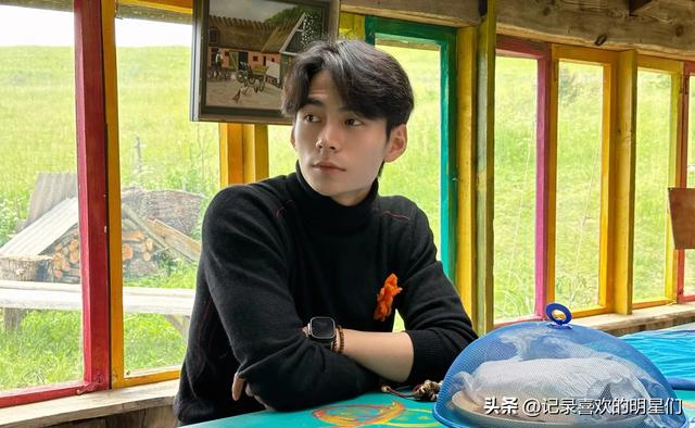 来看看阳光帅气迷人十足的舞蹈演员：秦天的精彩瞬间！