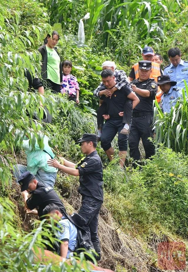 雅安汉源新华村大转移，救援人员在烂泥坡上搭起“人形阶梯”，现场直击