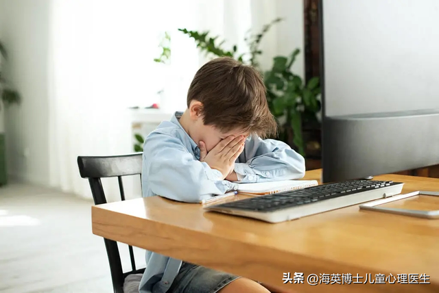 9岁孩子哭诉“我是笨蛋,不想上学了”!家长的回答真的很重要