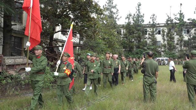 回忆峥嵘岁月！400多名三线建设老兵到盘州重走故地