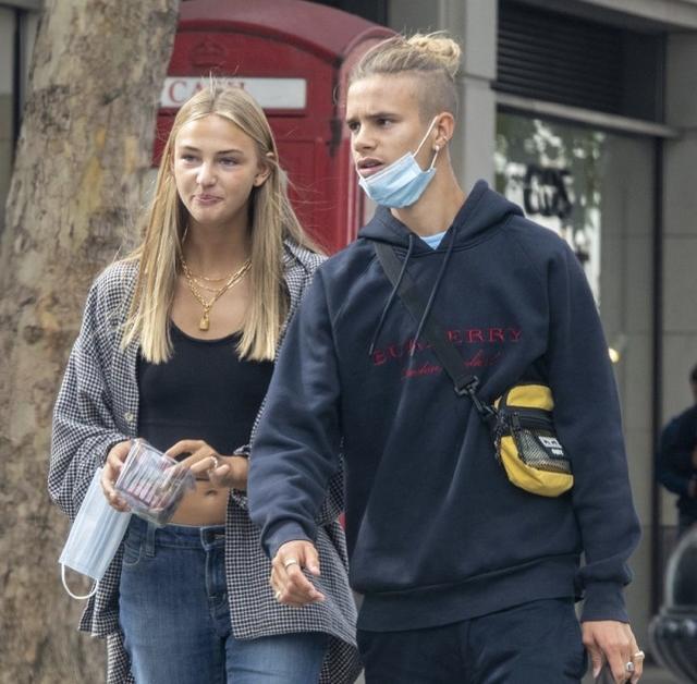 贝克汉姆“最帅儿子”罗密欧出街，和女友有说有笑很甜蜜，像贝嫂