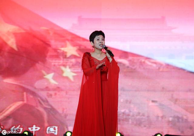 57岁董文华一袭红裙亮相湖北商演，与同龄男粉丝合唱精神抖擞