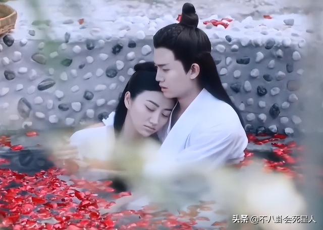 怪不得电视剧只拍上半身！踩“高跷”、垫箱子，看了花絮太尴尬