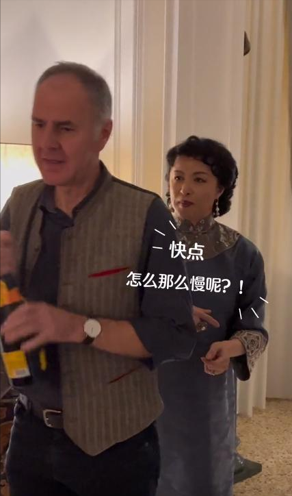 金星全家罕见亮相！21岁儿子颜值不如路人，金星穿旗袍太珠光宝气