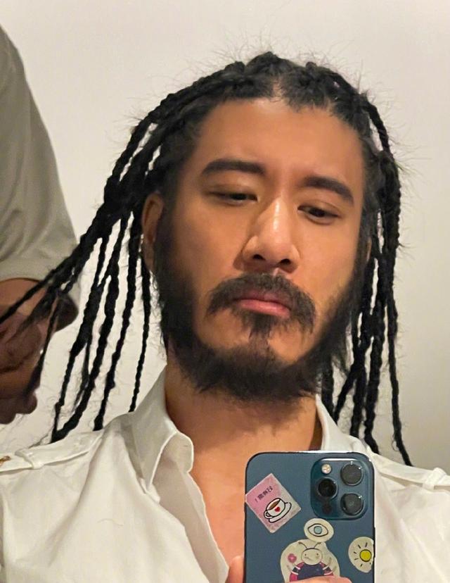 王力宏罕见晒大哥，王力德穿白大褂做科研，研究血癌学历全家最高