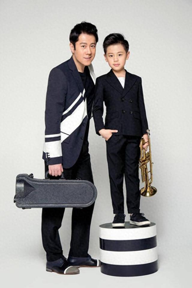 55岁蔡国庆：给痴呆母亲尽孝，养两个儿子，化解弟弟弟媳的矛盾