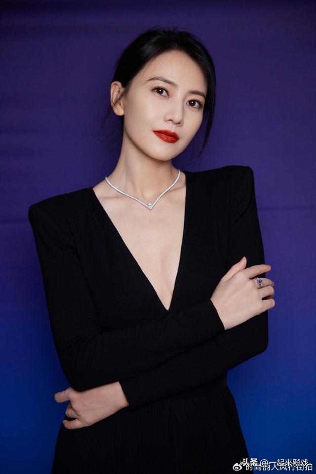 高圆圆眼波流转，顾盼生辉，一代佳人