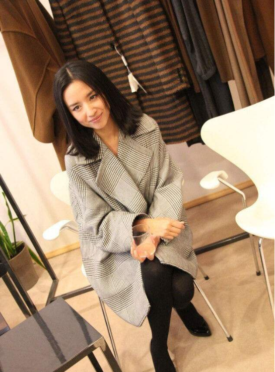董洁造型真大胆,穿不规则连衣裙勾勒曲线,一双黑丝袜超显腿型