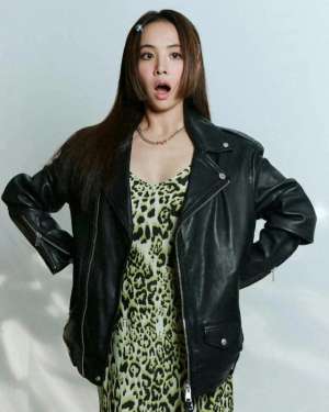 性感天后(性感乐坛天后富国岛被捕获真实身材曝光 一举动竟令粉丝伤心？)