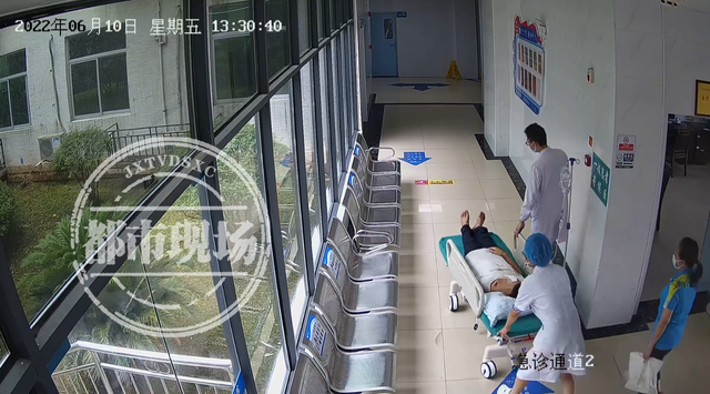 两根筷子直插右眼！一男子跌跌撞撞求医