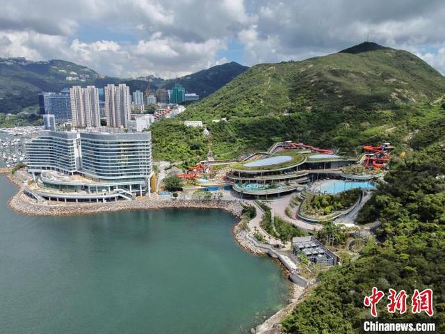 香港海洋公园水上乐园正式开放 游客享受嬉水乐趣