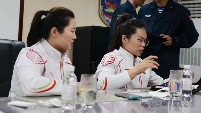 残奥会冠军登上海军舰艇，甲板秒变“追星现场”