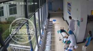 两根筷子(两根筷子直插右眼一男子跌跌撞撞求医)