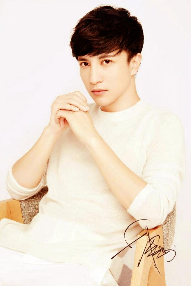 星途坎坷的薛之谦：高调与前妻复合，前女友爆料让他人设坍塌