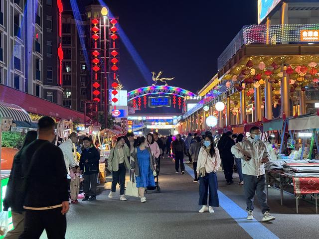 品美食、看表演、做手工……通州月亮河艺术小镇国庆夜市火热