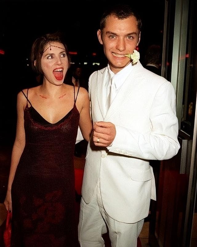 裘德洛:曾帅到掉渣,如今52岁油到不能看,6个孩子只有女儿像他