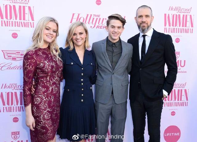 影后瑞希和家人亮相某活动，女儿满脸的胶原蛋白，这次妈妈完胜