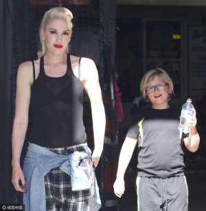 史蒂芬妮(不愧是辣妈史蒂芬妮透视红唇帅气出街 胖儿子走身侧肉感显憨态)