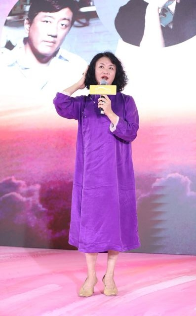 金星全家罕见亮相！21岁儿子颜值不如路人，金星穿旗袍太珠光宝气