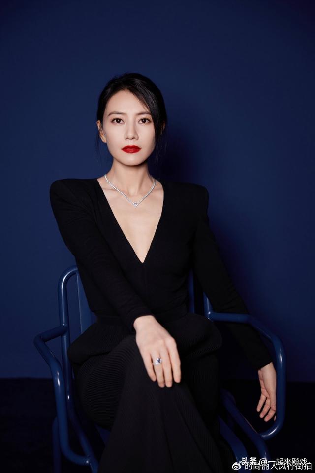 高圆圆眼波流转，顾盼生辉，一代佳人