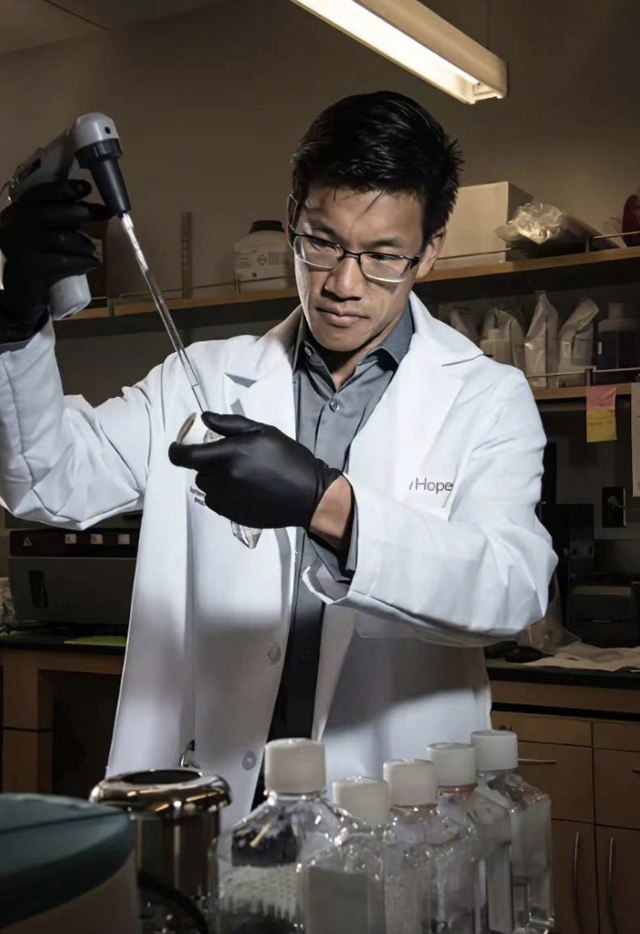 王力宏罕见晒大哥，王力德穿白大褂做科研，研究血癌学历全家最高