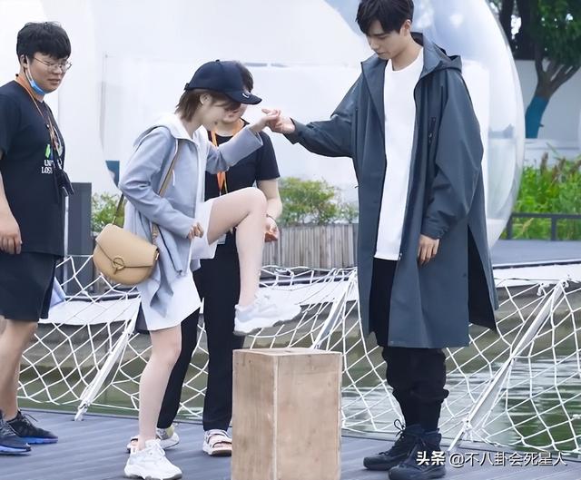 怪不得电视剧只拍上半身！踩“高跷”、垫箱子，看了花絮太尴尬